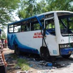 BUS RUSAK DIHANCURKAN WARGA
