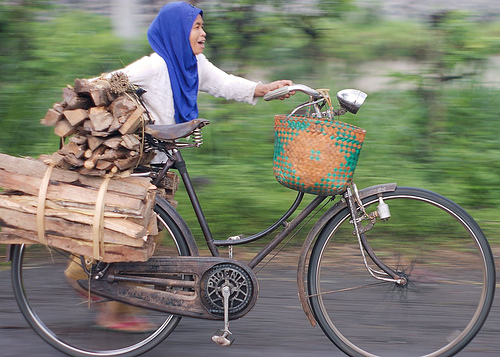 PENJUAL RENCEK DI ATAS SEPEDA