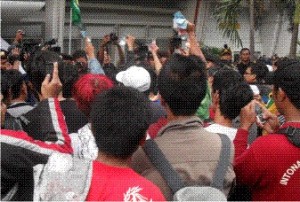 pengantri-demo-pssi