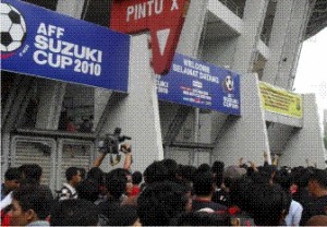 pengantri-tiket-di-gbk