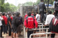 pengantri-tiket-marah
