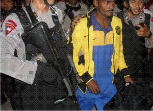 timnas-malaysia-dikawal-polisi-bersenjata