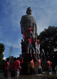 Tancap Bendera FAM Unair. Foto: Belinda Eka Wulandari