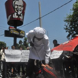 serikat-buruh-demo-kfc-darmo-surabaya