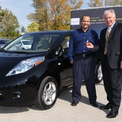 borba-menerima-mobil-nissan-leaf