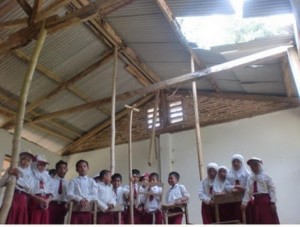 ANAK-ANAK DI ATAS ATAP YANG RUNTUH. SEBUAH IRONI POTRET PENDIDIKAN DI TENGAH BESARNYA DANA BANTUAN UNTUK SEKOLAH