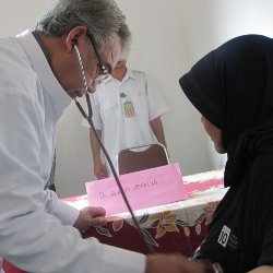 dr-zaini-memeriksa-pasien