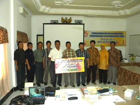  Penyerahan Sharing: Administratur Perhutani KPH Kebonharjo Ir Sudarwanto MSi, didampingi  Wakil ADM, Kasi PSDHL, KTU dan segenap Asper Menyerahkan Dana Sharing di Aula KPH Kebonharjo