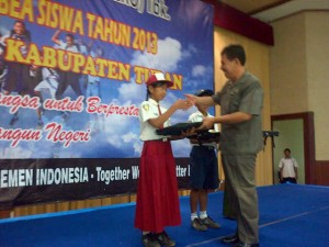 Pemberian beasiswa secara simbolis oleh SI kepada siswa di Tuban