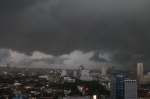 hujna-mendung-surabaya-maiwanews