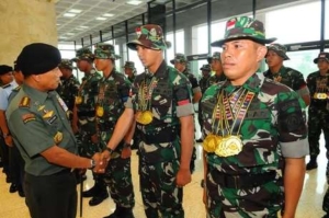 TNI-Juara-Umum-lomba-menembak-puspen-tni