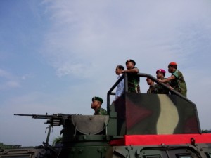 Presiden Jokowi dan Panglima Moeldoko di atas panser saat menghadiri Upacara Kehormatan, di Mabes TNI Cilangkap, Jakarta, Kamis 16 April (by Setkab)