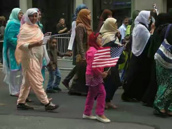 Peserta parade tahunan "Muslim Day" di New York Amerika 26 September 2010 (oleh Newmedianormarae/Flickr)