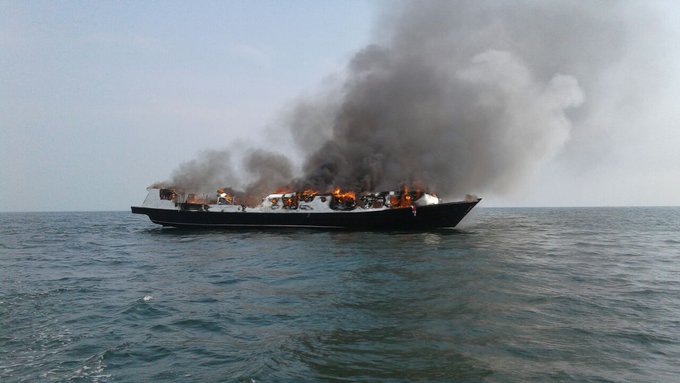 Kapal Zahro Express membawa 100 orang tujuan Pulau Tidung Kep Seribu terbakar di Muara Angke. (Foto: Sutopo Purwo Nogroho)