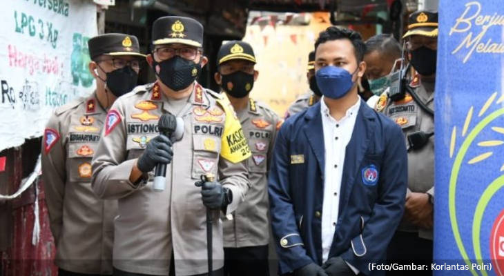 20210806-istiono-korlantas-bem-bagi-sembako-kwitang