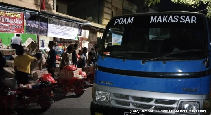 20210826-pdam-makassar-salurkan-bantuan-korban-kebakaran-di-lepping