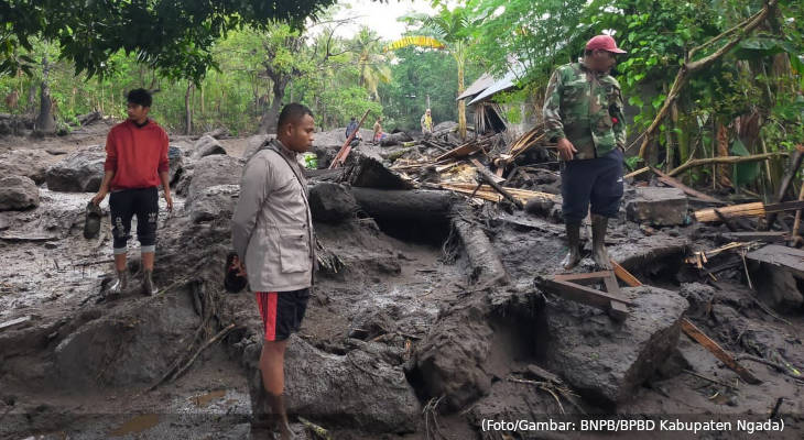 20210904-tim-gabungan-mencari-warga-hilang-pasca-banjir-di-inerie-ngada-ntt
