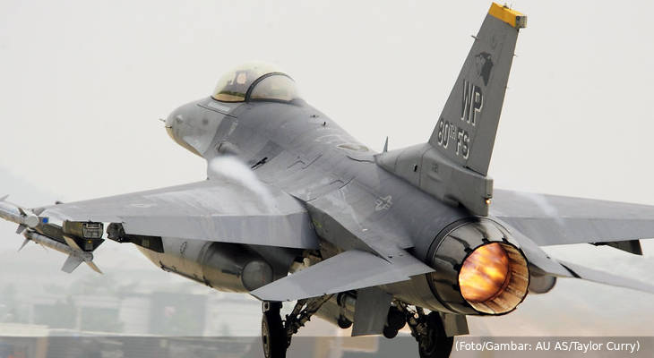 20140716-pesawat-jet-tempur-f-16-lepas-landas