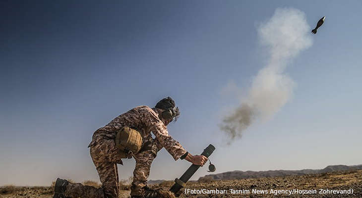 20211102-tentara-iran-menembakkan-mortir-dalam-sebuah-latihan