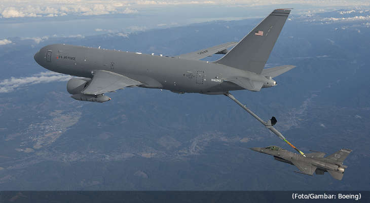 pesawat-tanker-boeing-kc46-mengisi-bahan-bakar-f16