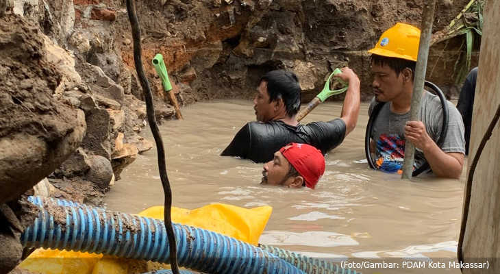 20211210-penanganan-kebocoran-di-petttarani-oleh-pdam-makassar