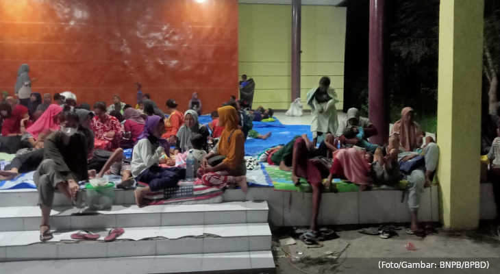20211215-warga-selayar-mengungsi-pasca-gempa-ntt