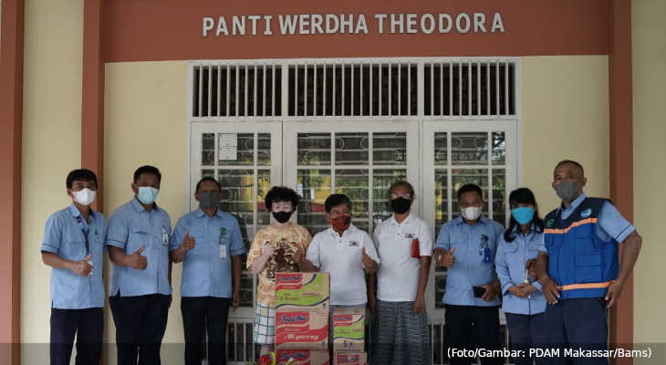 20211228-tim-pdam-kota-makassar-kunjungi-panti-werda-theodora