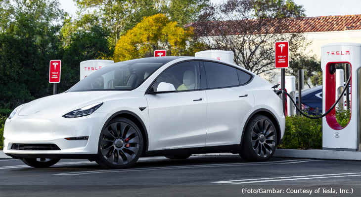 mobil-listrik-tesla-mengisi-daya-baterai