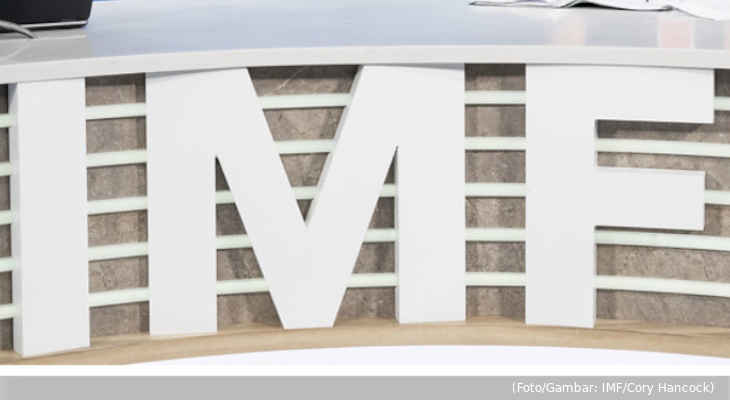 20220203-tulisan-imf-di-meja-pengarahan-pers-19-oktober-2021