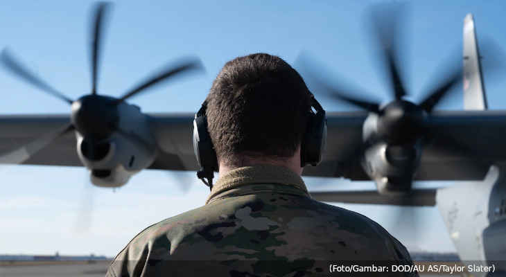 20220309-loadmaster-au-as-memeriksa-baling-baling-c-130j-super-hercules-13feb2022