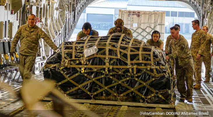 20220313-petugas-au-as-memuat-kargo-10feb2022