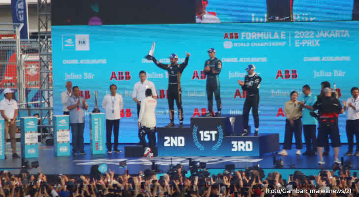 20220604-penyerahan-piala-pemenang-formula-e-jakarta-eprix-4jun2022