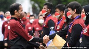 20220613-joko-widodo-jokowi-serahkan-bonus-ke-atlet-peraih-emas-sea-games-13jun2022