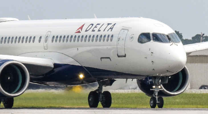 20220719-pesawat-terbang-airbus-a220-delta-air-lines-pub19jul2022