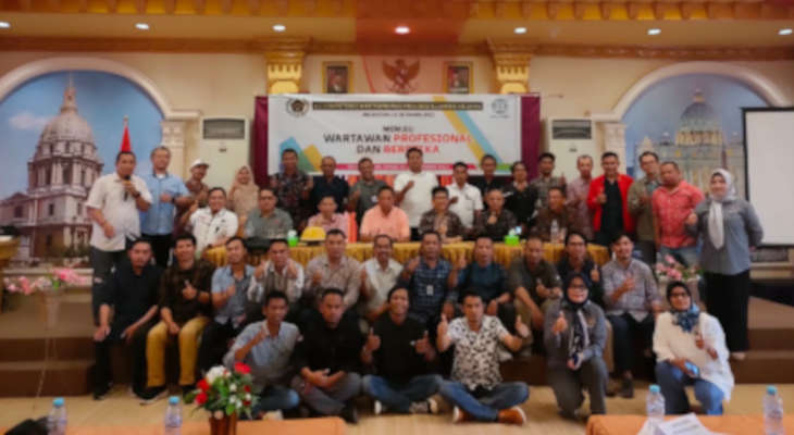 Foto Bersama Penguji, Panitia dan Peserta UKW ke 26