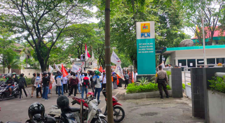 Unjuk rasa PLN UIW Jl hertasning Makassar 02012023