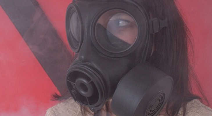 20230208-seseorang-mengenakan-masker-gas