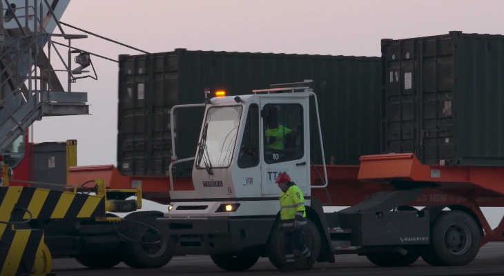 20230221-truk-angkut-kontainer-berisi-rumah-sementara-di-pelabuhan-taranto-italia-prod19feb22023nato