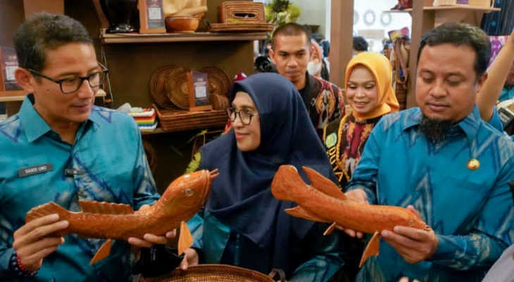 20230302-sandiaga-uno-sudirman-sulaiman-inacraft2023-paviliun-sulsel-prod1mar2023