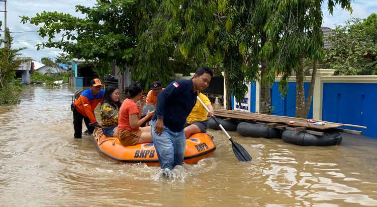20230403-bpbd-kapuas-patroli-selamatkan-bantu-warga-terdampak-banjir-prod1apr2023