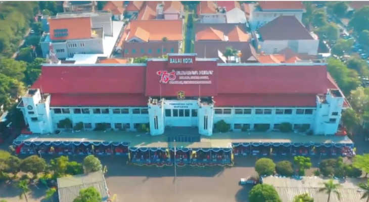 foto balai kota surabaya