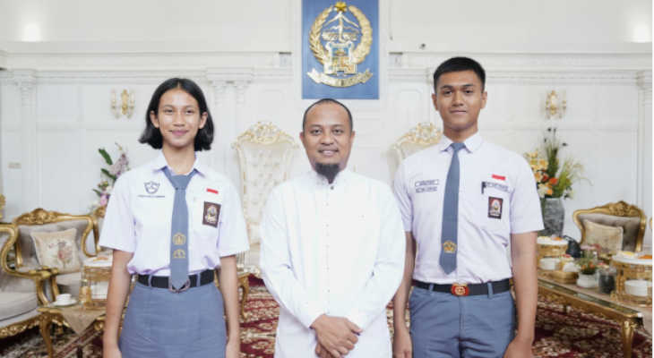 2023_07_15 Gubernur Sulsel Andi Sudirman Sulaiman Foto bersama 2 calon Paskibraka Mewakili Provinsi Sulsel Tingkat Nasional
