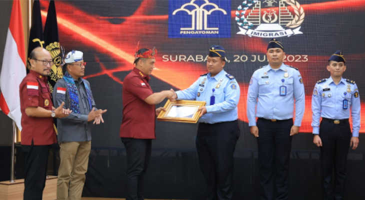 2023_07_20 Direktur Jenderal Imigrasi, Silmy Karim memberikan penghargaan tiga petugas Kantor Imigrasi Kelas II Non TPI Ponorogo di Aula Kantor Imigrasi Kelas I Khusus TPI Surabaya
