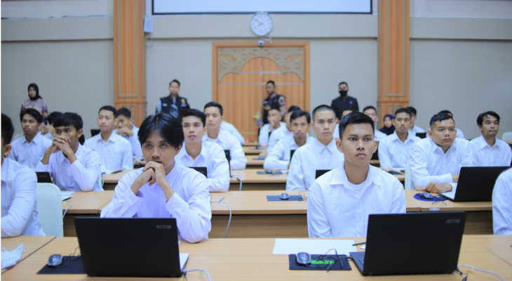2023_07_21 Peserta Catar Poltekip dan Poltekim saat mengikuti rangkaian seleksi ujian Psikotes Sesi Pertama di Ruang Raden Wijaya Kanwil Kemenkumham Jatim.