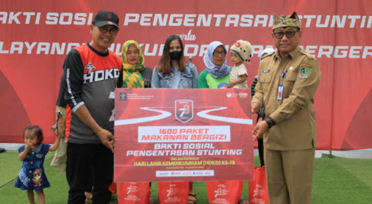 2023_07_24 Kakanwil Kemenkumham Jatim Imam Jauhari beserta Sekda Pemkab Banyuwangi Mujiono memberikan 1600 paket makanan bergizi di acara Baksos pengentasan stunting hari lahir Kemenkumham ke 78