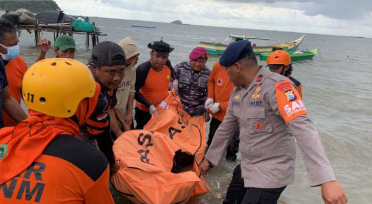 2024-07-06 Posal Sinjai Lantamal VI Bersama SAR Gabungan Temukan Korban Tenggelam KMN CM