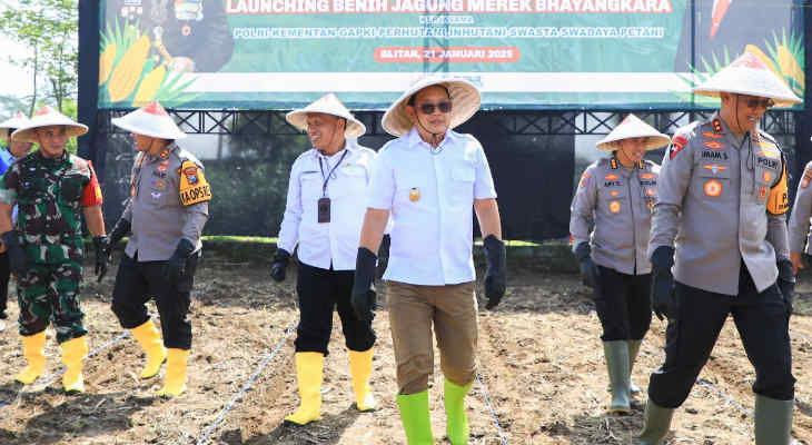 2024-01-21 (Publis) Dukung Swasembada Pangan Nasional, Pj. Gubernur Adhy Bersama Polda Jatim Tanam Jagung