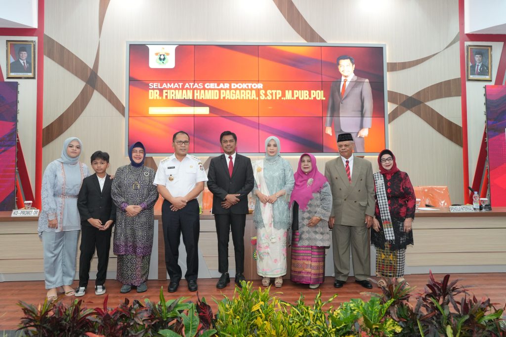 2025-02-12 , Firman Pagarra Raih Predikat Cumlaude Usai Pertahankan Disertasi Soal Pendapatan