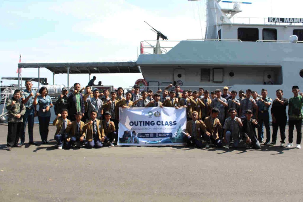 2025-04-30 (PUBLIS)Danlantamal VI kenalkan alutsista AL ke santri Madinah